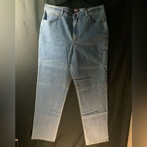 Brand New Gloria Vanderbilt Jeans  
~Size 14    
~14 Stretch  Average